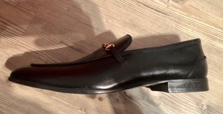 Zapatos de piel negros con detalle dorado