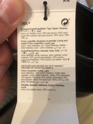 Zapatos de piel negros con detalle dorado