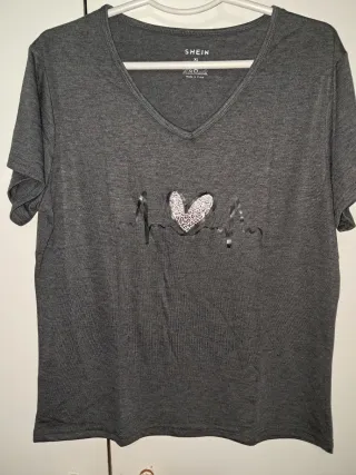 Camiseta SHEIN gris con corazón talla XL