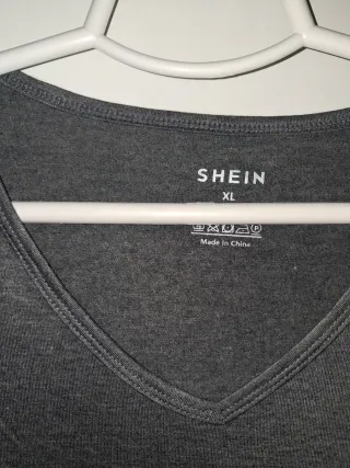 Camiseta SHEIN gris con corazón talla XL