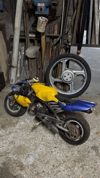 Mini moto amarilla y azul