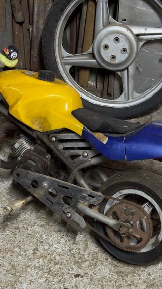 Mini moto amarilla y azul