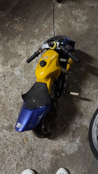 Mini moto amarilla y azul