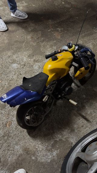 Mini moto amarilla y azul
