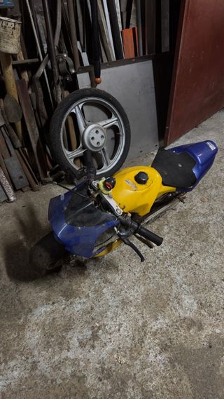 Mini moto amarilla y azul
