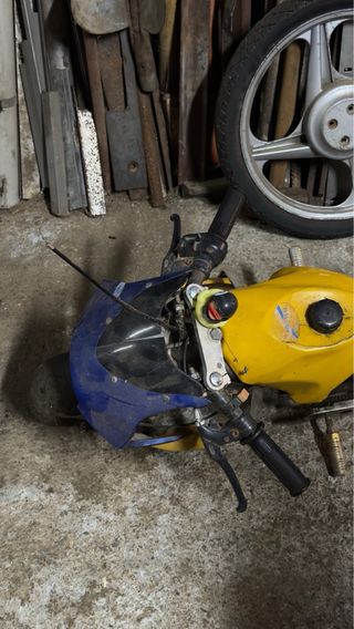 Mini moto amarilla y azul