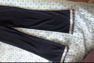 Pantalón azul con flecos