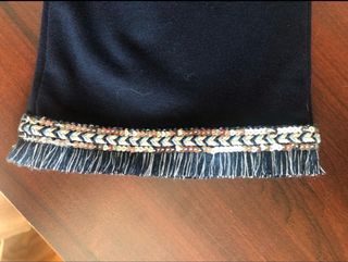 Pantalón azul con flecos