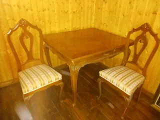 Silla de comedor de madera con asiento tapizado