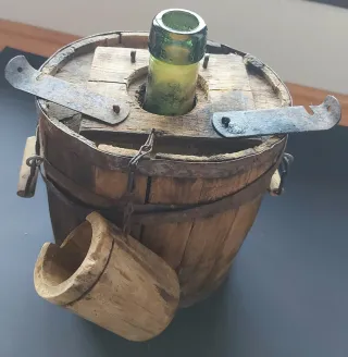 Damajuana ANTIGUA forrada de madera.