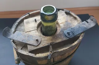 Damajuana ANTIGUA forrada de madera.