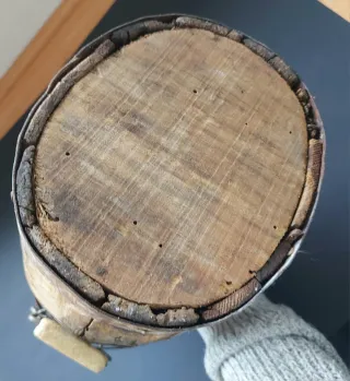 Damajuana ANTIGUA forrada de madera.