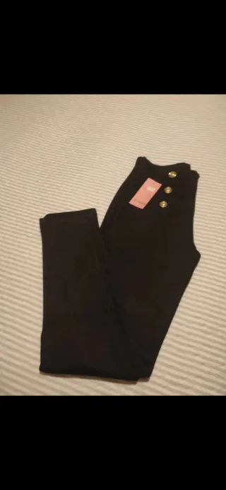 Pantalón negro elástico con botones dorados