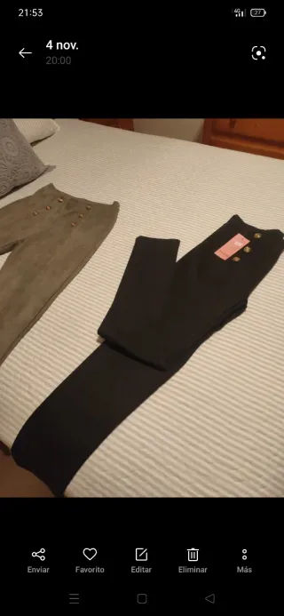 Pantalón negro elástico con botones dorados