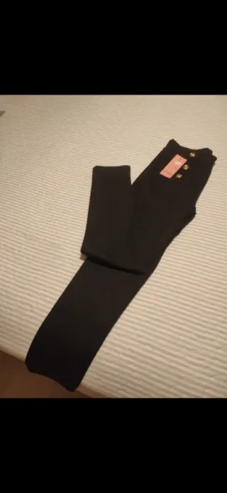 Pantalón negro elástico con botones dorados