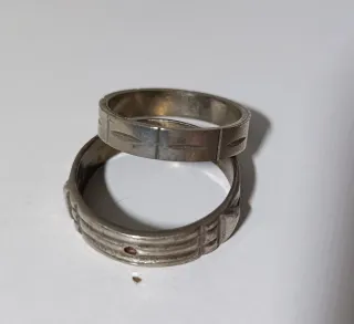 Anillos plateados con diseño
