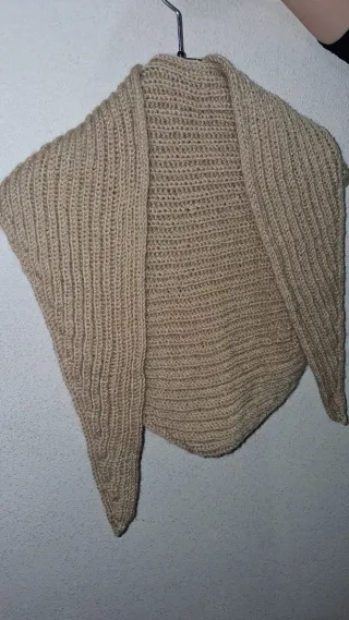 Bufanda tejida a mano en diversos colores