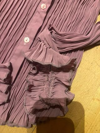 Camisa rosa con cuello de flores