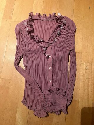 Camisa rosa con cuello de flores