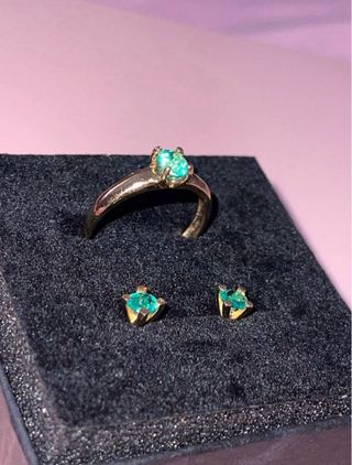 Anillo y pendientes de oro con esmeraldas