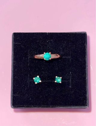 Anillo y pendientes de oro con esmeraldas