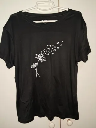 Camiseta SHEIN negra con estampado de flores y páj