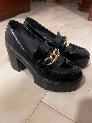 Tacones negros charol con cadena dorada