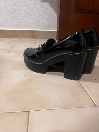 Tacones negros charol con cadena dorada