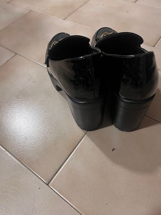 Tacones negros charol con cadena dorada