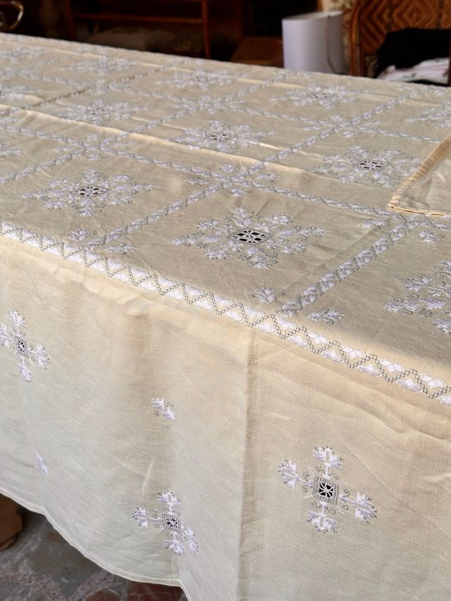 Mantelería antigua bordada