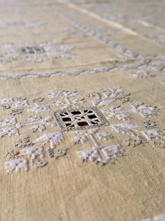 Mantelería antigua bordada