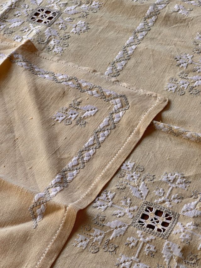 Mantelería antigua bordada