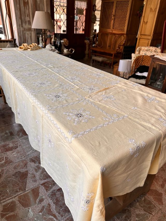 Mantelería antigua bordada