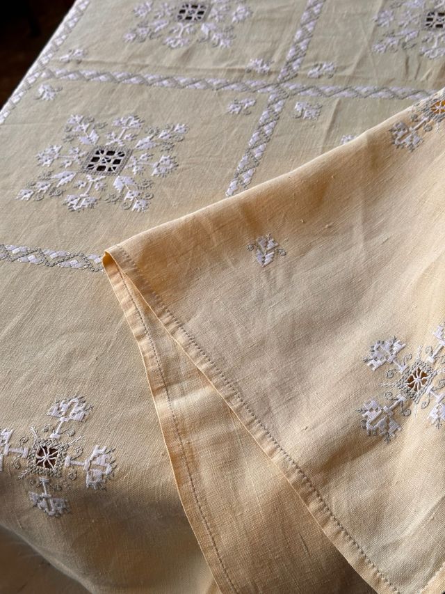 Mantelería antigua bordada