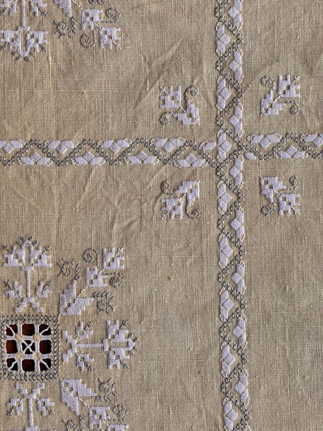 Mantelería antigua bordada