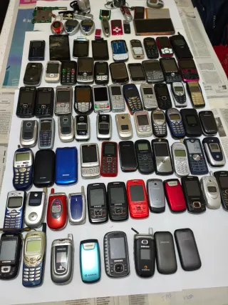 Lotto 67 cellulari vintage + MP3