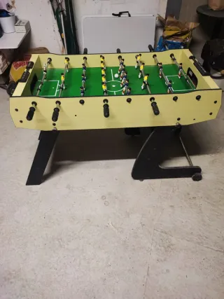 Futbolín de mesa amarillo