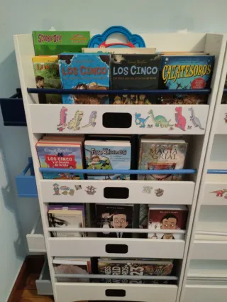 Estantería infantil blanca y azul