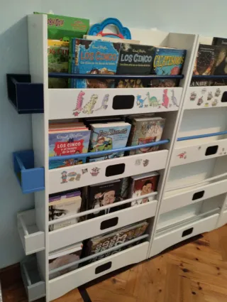 Estantería infantil blanca y azul