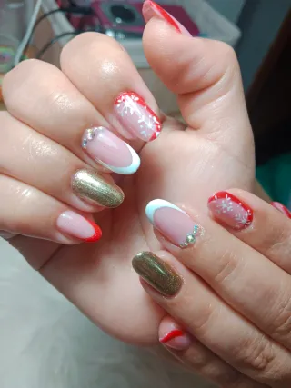 MANICURA Y PEDICURE