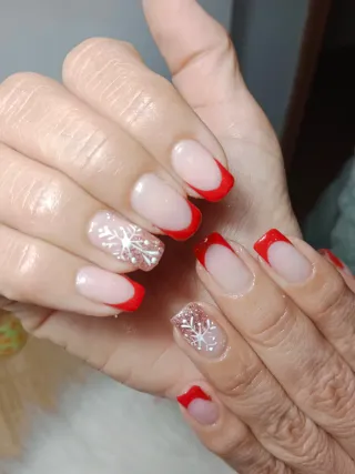 MANICURA Y PEDICURE