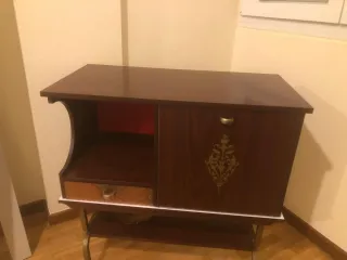 Minibar de madera con cajón y puerta