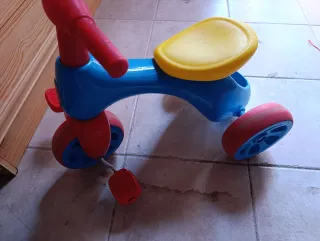 Triciclo infantil azul y rojo