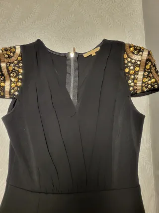 Vestido negro con detalles dorados