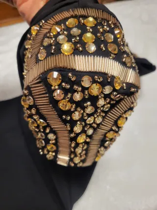 Vestido negro con detalles dorados