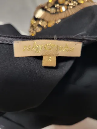 Vestido negro con detalles dorados