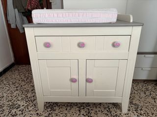 Mueble cambiador de bebé con cajón y puertas.