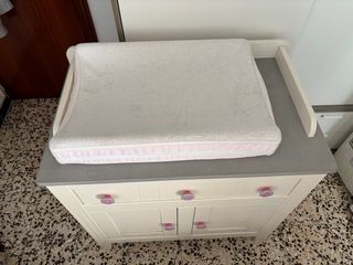 Mueble cambiador de bebé con cajón y puertas.