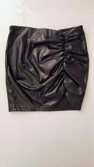 Falda negra efecto piel de Shein talla XS