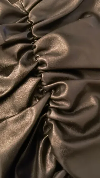 Falda negra efecto piel de Shein talla XS